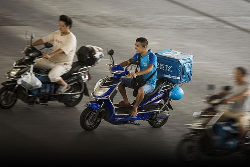 Cốc cà phê 7 nghìn và cuộc chiến 'cắt máu' của các ông lớn công nghệ