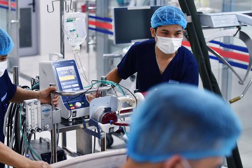 Bật báo động đỏ mổ cấp cứu người đàn ông bị xiên vịt nướng cắm xuyên cổ