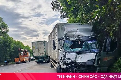 2 xe tải tông nhau móp đầu trên tuyến quốc lộ 1 đoạn qua phường Sông Trí
