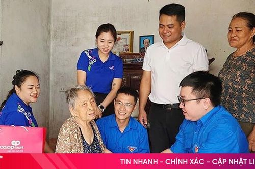 Thăm hỏi, tặng quà người có công với cách mạng ở phường Hà Huy Tập