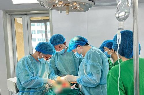 U tuyến giáp lành tính nhưng suýt lấy mạng cụ bà vì chèn ép khí quản