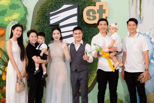 Tiệc thôi nôi hoành tráng của con trai Quang Hải: Vợ chồng Đoàn Văn Hậu xúng xính đến tham dự
