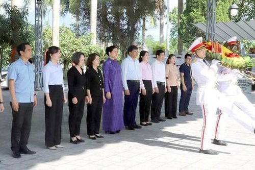 Phó Chủ tịch UBTƯ MTTQ Việt Nam Hà Thị Nga viếng các Anh hùng liệt sĩ