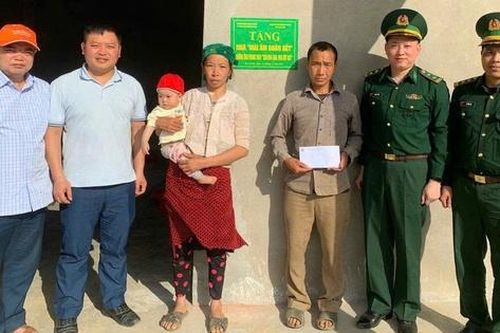 Bộ đội biên phòng xóa nhà tạm cho người dân ở biên giới tỉnh Tuyên Quang
