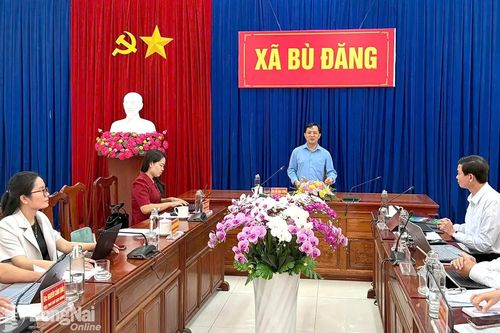 Phó Chủ tịch Thường trực Ủy ban MTTQ Việt Nam tỉnh Đồng Nai Hà Anh Dũng làm việc với Đảng ủy xã Bù Đăng