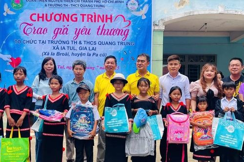 'Trao gửi yêu thương' đến học sinh xã Ia Tul