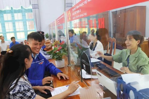 Đoàn viên, thanh niên vùng xa hỗ trợ người dân làm quen với chính quyền số