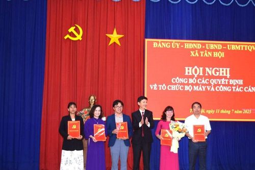 Xã Tân Hội công bố các quyết định về công tác cán bộ
