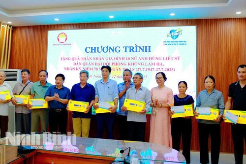 Trao tặng quà cho thân nhân gia đình 10 nữ Anh hùng liệt sĩ Dân quân Đại đội Phòng không Lam Hạ