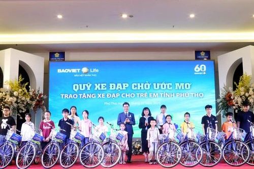 Bảo Việt Nhân thọ Phú Thọ ra mắt 2 sản phẩm mới và trao xe đạp cho các em học sinh hiếu học