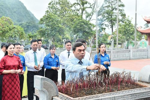 Đoàn công tác Ủy ban MTTQ Việt Nam tỉnh dâng hương tại Khu di tích Quốc gia đặc biệt Tân Trào