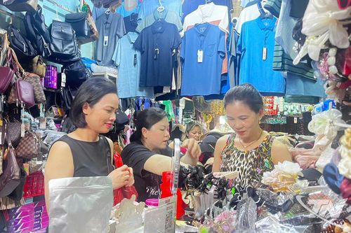 Tiểu thương hồi phục sau 'cú sốc' thuế điện tử