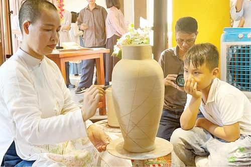 Cần thúc đẩy thị trường mỹ thuật Cố đô