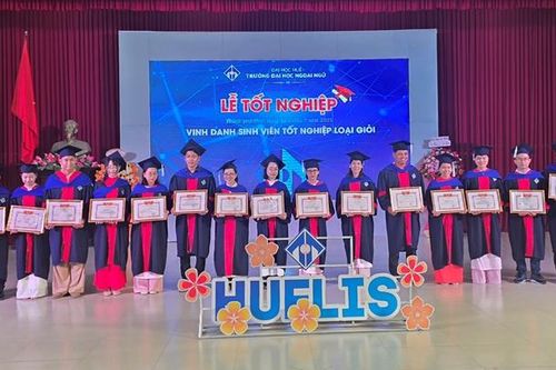 Trường Đại học Ngoại ngữ, Đại học Huế trao bằng tốt nghiệp cho 62 tân cử nhân