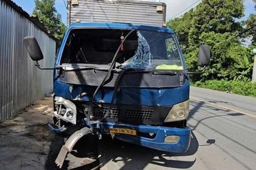 Tai nạn liên hoàn giữa xe tải với xe máy, xe ba gác khiến hai người bị thương nặng
