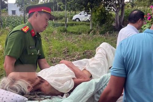 Công an xã xuyên đêm tìm kiếm cụ bà đi lạc trong rừng