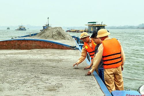 Kiểm soát phương tiện chở hàng trên sông