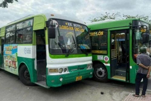 Hai xe buýt ép nhau gây tai nạn ở TP.HCM
