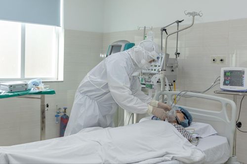 Đảm bảo điều trị và dự phòng lây chéo bệnh truyền nhiễm