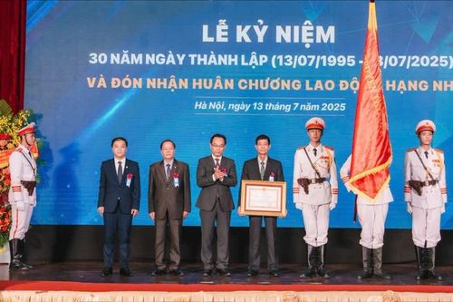 Trường Quản trị và Kinh doanh nhận Huân chương Lao động hạng Nhì