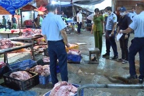 Khởi tố 5 bị can trong vụ buôn bán thịt lợn chết