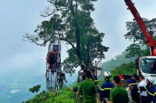 Quá trình cứu hộ 2 du khách bị tai nạn lao xuống núi Ba Vì
