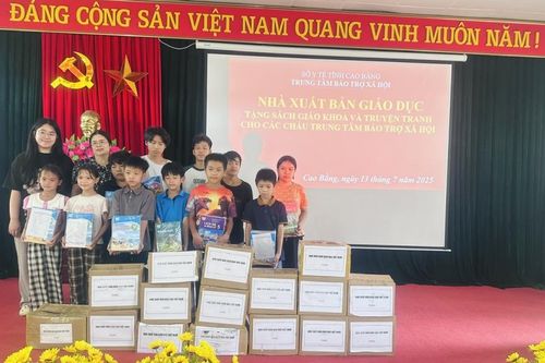 Nhà xuất bản Giáo dục Việt Nam tặng sách giáo khoa và truyện tranh cho Trung tâm Bảo trợ xã hội tỉnh