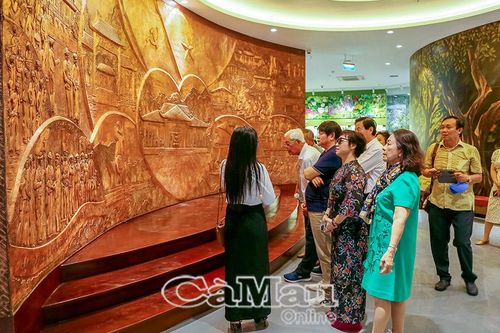 Nguyên lãnh đạo tỉnh An Giang tham quan các điểm du lịch Cà Mau