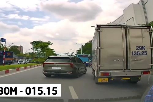 Ô tô 30M-015.15 lạng lách, chèn ép xe tải trên phố Hà Nội