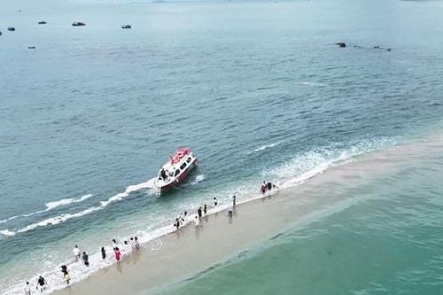 Kỳ thú con đường trên biển tại đảo Cá Chép