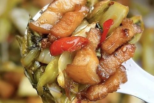 Cách làm ba chỉ kho dưa đậm vị, hao cơm