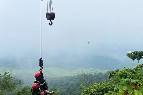 Cận cảnh dùng xe cẩu giải cứu du khách lao xe máy xuống vực ở Vườn Quốc gia Ba Vì