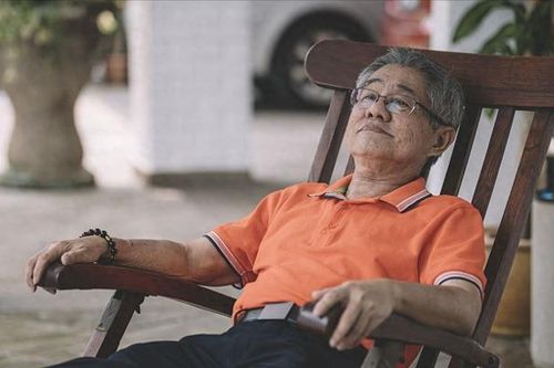 Cụ ông nghỉ hưu nói lý do không tái hôn sau 2 lần hẹn hò thất bại: 'Thuê bảo mẫu còn an tâm hơn lấy vợ mới'