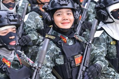 Vẻ đẹp mạnh mẽ của nữ cảnh sát đặc nhiệm trên thao trường