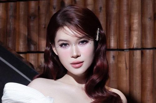 Tư Tâm của 'Gia Đình Ha Ha' nhập hội sao Việt mặc nhầm màu sắc khi dự đám cưới
