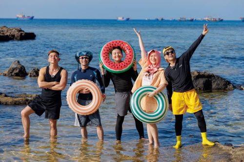 'Gia đình haha': Những giọt mồ hôi trên biển đảo