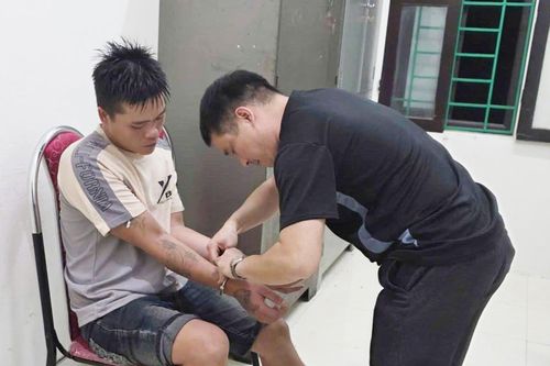 Sử dụng vũ khí 'lạ' cướp hơn 50 triệu đồng