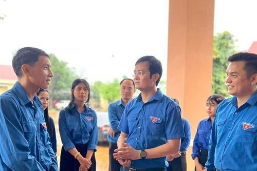 Phó Chủ tịch UBTƯ MTTQ Việt Nam Bùi Quang Huy thăm đội hình thanh niên tình nguyện tại các xã biên giới tỉnh Gia Lai