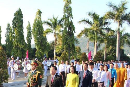 Khánh Hòa: Dâng hương viếng Nghĩa trang liệt sĩ Hòn Dung