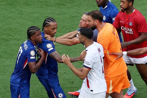 Hành động xấu xí của Luis Enrique sau trận thua Chelsea