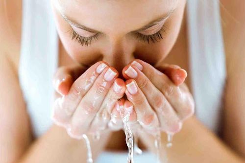 Có nên ngâm mặt vào nước đá sau khi ngủ dậy?