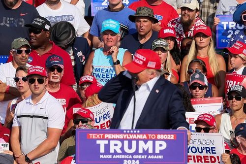 Một năm sau vụ ám sát hụt, ông Trump kể lại '1 milimet sinh tử'
