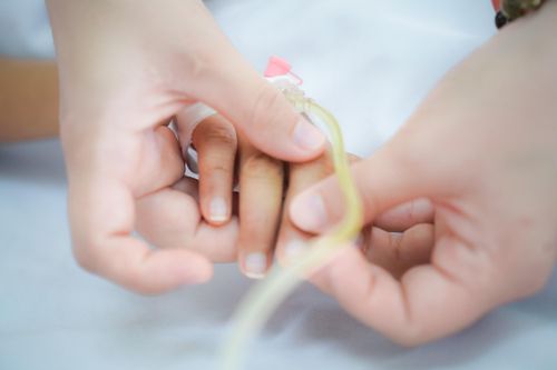 Bé trai bị cây xanh đè trúng đầu vượt cửa tử sau 67 ngày điều trị