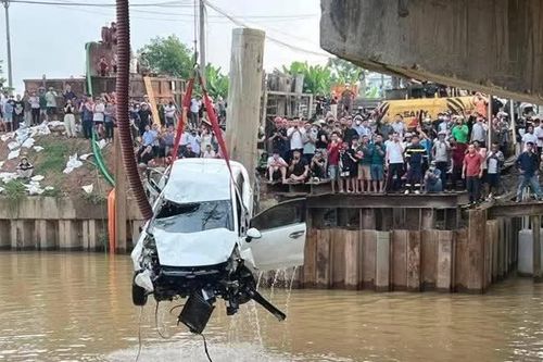 Vụ ô tô lao xuống kênh sau tai nạn tại Nghệ An: 3 nạn nhân tử vong