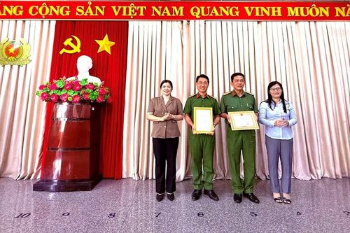 Công an phường Rạch Giá thu hồi trả lại cho người dân trên 700 triệu đồng