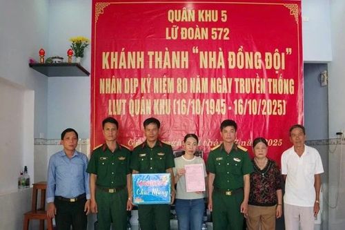 Lữ đoàn pháo binh 572 bàn giao 'Nhà đồng đội' cho quân nhân có hoàn cảnh khó khăn