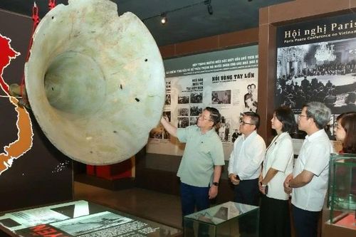 Đồng chí Nguyễn Trọng Nghĩa thăm Bảo tàng Báo chí Việt Nam