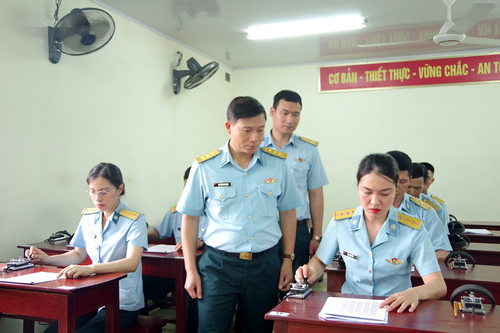 Bám máy, bám đài, bảo đảm liên lạc thông suốt