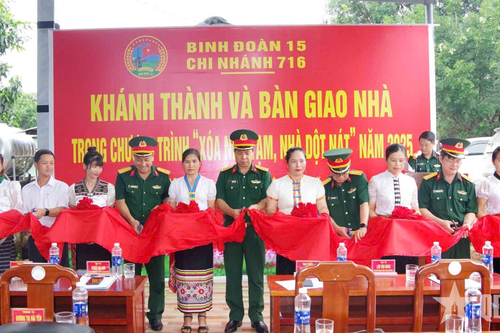 Chi nhánh 716 (Binh đoàn 15): Trao 35 mái ấm giữa vùng biên cương