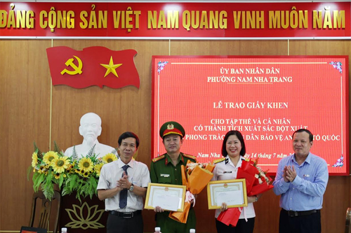 Khen thưởng tập thể, cá nhân có thành tích xuất sắc đột xuất trong phong trào quần chúng bảo vệ an ninh trật tự